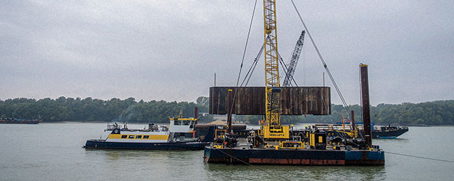 Kéregelem beemelése az új, Kalocsa–Paks Duna-hídnál
